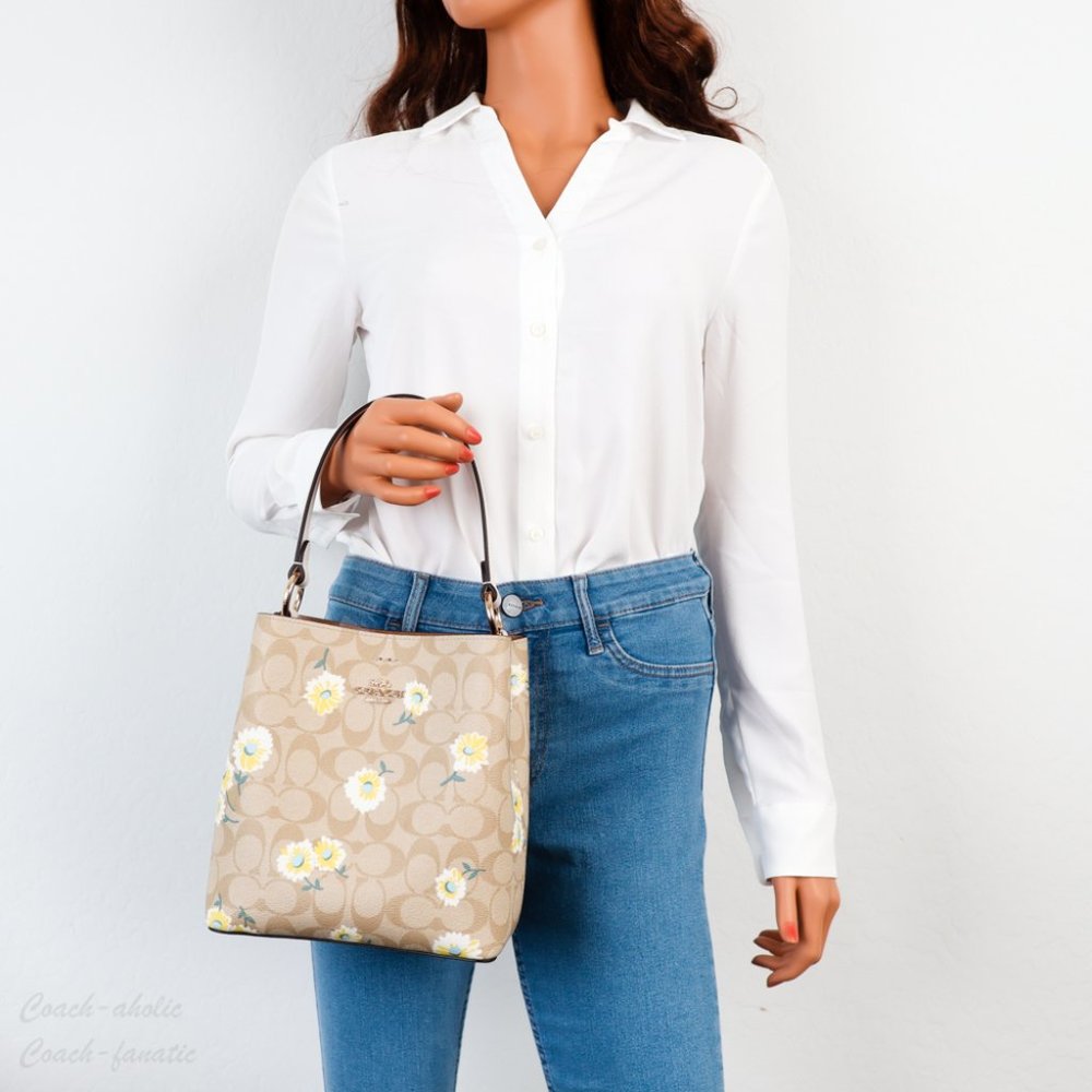 NWT Coach Small Town Bucket Bag with Daisy Print - Picture 2 of 12